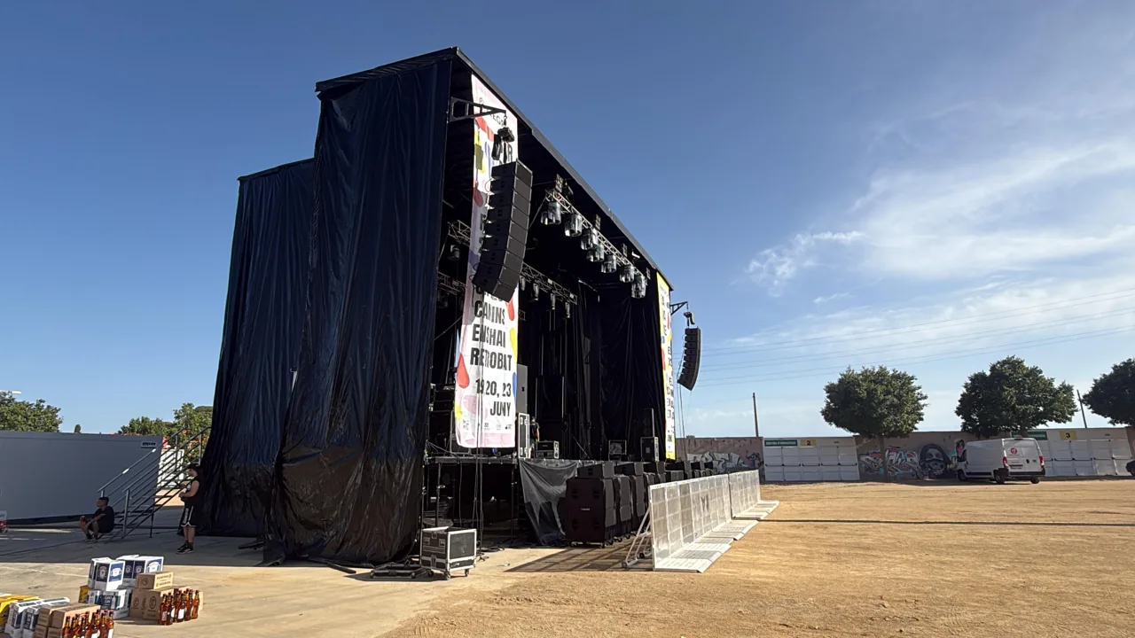Vista lateral d’un escenari en un recinte de festival